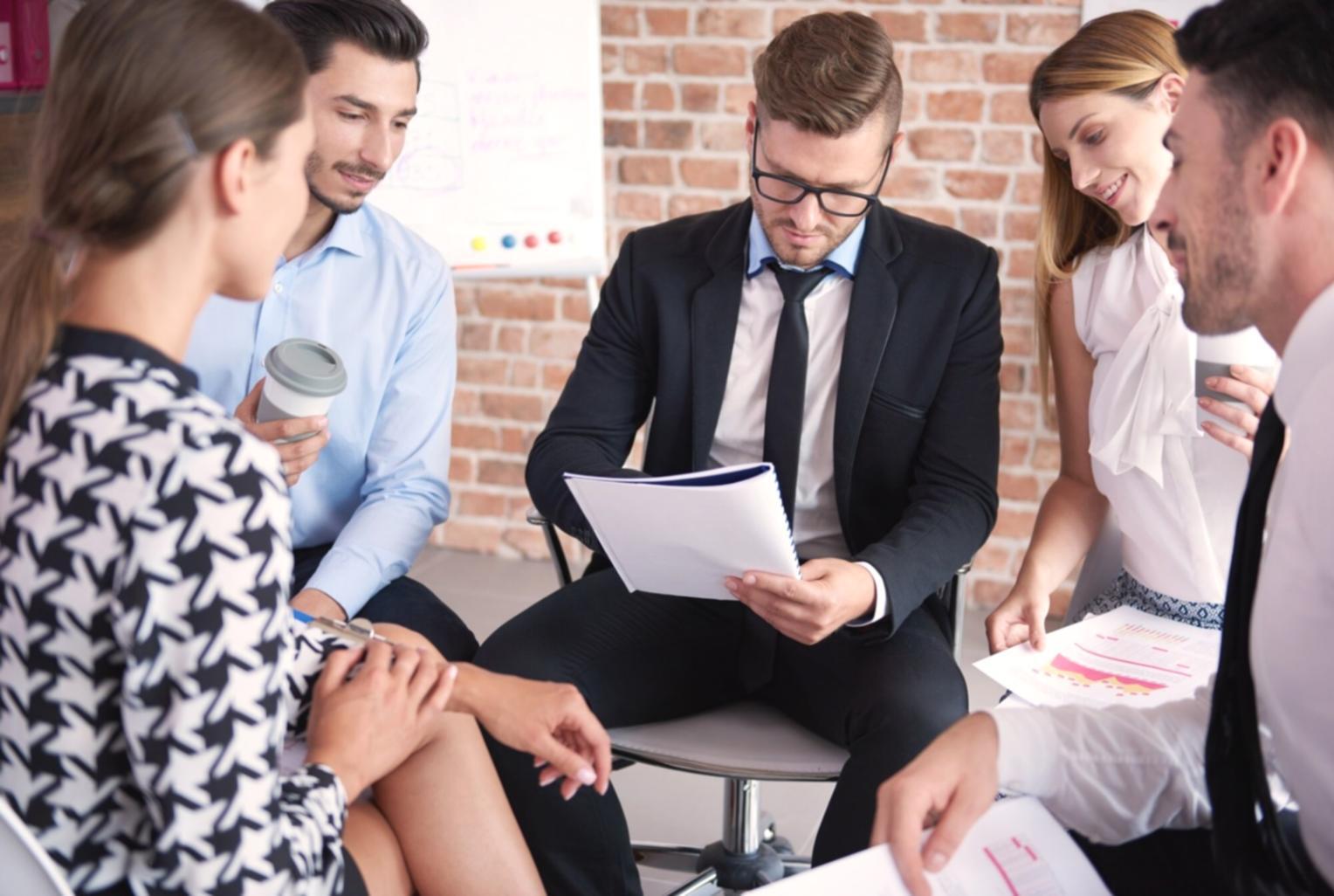 Analyse de ratios financiers avec documents et calculatrice sur un bureau professionnel