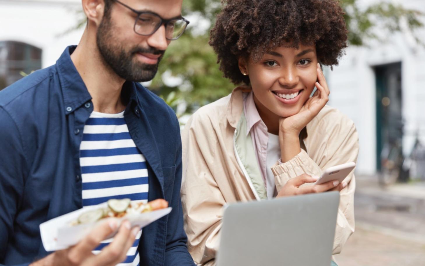 Session d'analyse financière en cours avec documents et écrans